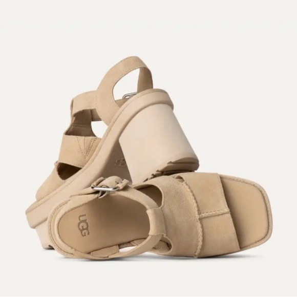 UGG PLATFORM SANDALS W NEW HEIGHTS PLATFORM T-STRAP